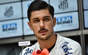 Santos tem mais uma saída na zaga do elenco profissional