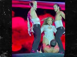 J.Lo Choca! Show Explosivo e Danças Provocantes Deixam Fãs Boquiabertos!
