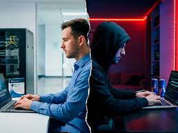 Expertos en ciberseguridad de día, ciberdelincuentes de noche: cómo dos profesionales cayeron tras usar...