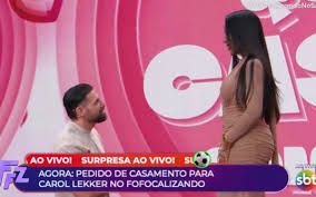Ex-Fazenda Carol Lekker é surpreendida com pedido de casamento