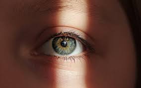 Contact Lenses in the UK: Exploring the Advantages and Popularity