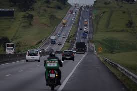 Engavetamento na Dutra deixa duas pessoas feridas em Nova Iguaçu (RJ)