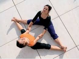 Resultado de imagen de yoga en pareja