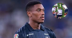 Tras una lesión de hombro, Antony Martial salió en ambulancia del Rayados vs León
