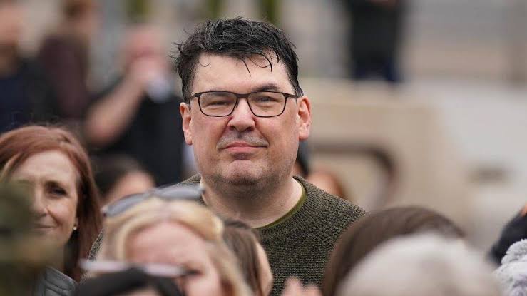 Father Ted writer Graham Linehan comedy show cancelled over gender views -  BBC News