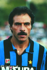 Arriva dall&#39;Udinese all&#39;Inter nella stagione 1984/85. E&#39; ancora sorretto da classe raffinatissima ma è pure minato dagli acciacchi, resta una sola stagione, ... - causio%2520franco
