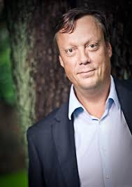 Jonas Jonasson sa narodil v roku 1961 vo Växsjö v južnom Švédsku. Po štúdiu švédčiny a španielčiny na Univerzite v Göteborgu pracoval ako novinár pre ... - a919