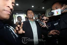 Gubernur Sumatera Utara terpilih Gatot Pujo Nugroho (tengah) memenuhi panggilan Komisi Pemberantasan Korupsi di Jakarta, Kamis (16/7/2013). - 20130516_gatot-pujo-nugroho-diperiksa-kpk_4479