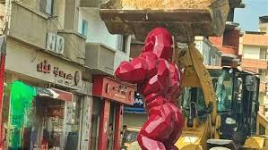 بسبب "الغوريلا الحمراء".. مجلس مدينة أبو المطامير يزيل مجسمًا ترفيهيًا بعد جدل واسع بين الأهالي