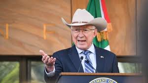 Ken Salazar anuncia visita a México tras acusaciones de AMLO sobre pacto con Los Chapitos