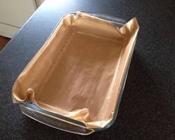 Baking tray with baking paper