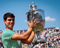 Image de Djokovic and Alcaraz celebrating after a match