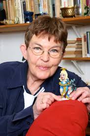 Die Schauspielerin Christel Bodenstein mit einer selbstmodellierten Puppe