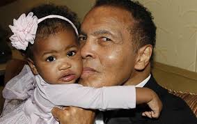 La petite Sydney, fille de Laila Ali et Curtis Conway, âgée d&#39;1 an , avec son papy Mohamed Ali. Les petits bouts grandissent. - 3088306697_1_7_Ck71YcVr