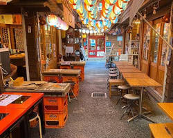那覇ゴールデン国際通り店の活気ある店内の画像