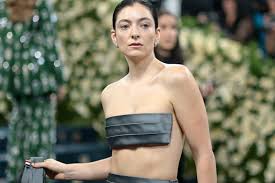 Lorde's 'Royals' Smashes 1 Billion YouTube Views, Sparking Tour Buzz