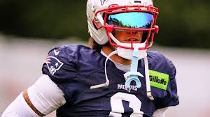 Gonzalez focused on season, but irked by talks with Patriots
