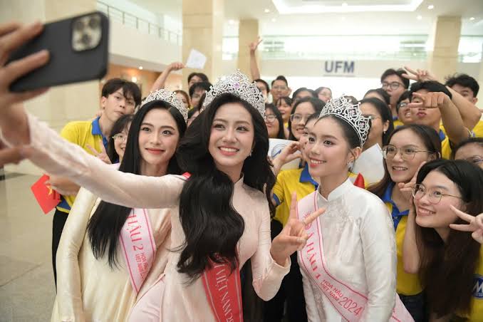 Hoa hậu Trúc Linh về thăm trường, nói về việc "lạm phát hoa hậu" ở Việt Nam