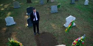 Resultado de imagem para imagens de casal ao lado de um túmulo