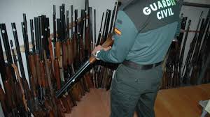 Resultado de imagen de intervencion armas de la guardia civil