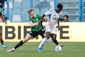 #SerieA, i#SassuoloComo 2-1 dopo i primi 45'. I lariani inseguono la Champions Alle 20.45 la capolista Inter ospita il Cagliari per allungare in vetta. Segui le cronache testuali su Rainews.it https://www.rainews.it/maratona/2026/04/calcio-serie-a-giornata-33-in