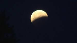 Un eclipse lunar cubrirá el 96% del astro esta noche: vea a qué hora alcanza su punto máximo