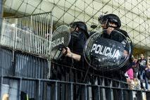 Okrepljena policija, konjeniki in psi, v zraku dron