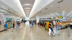 Cerca di fare la spesa di alcool gratis all'Esselunga: arrestato dalla polizia