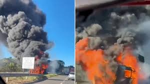 MG: ônibus pega fogo e interdita Fernão Dias; 46 passageiros escapam
