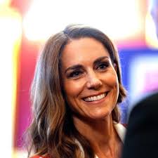Najnovije modno izdanje Kate Middleton na prvi pogled iznenađuje i odmak je od njezinog stila, no kad saznate za koju ga je priliku nosila, sve je jasno