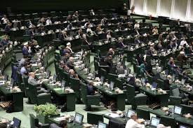 انتقاد صریح یک نماینده در صحن مجلس: اکبر طبری با ۳۰ سال حکم قطعی آزاد شده/ مالک متخلف بانک آینده به ریش مردم می‌خندد+ فیلم
