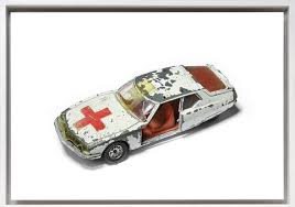 Résultat de recherche d'images pour "jouets cassés, épars"