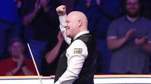 Vintage John Higgins produces another stunning comeback to book final spot