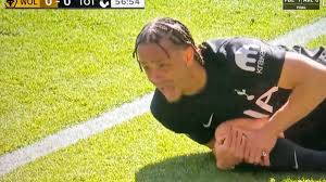 Xavi Simons se lesiona la rodilla y sale en camilla a mes y medio del Mundial