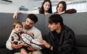 « Depuis que mon fils est là, je me sens plus frais dans la tête » : Ntamack et Capuozzo, une vie de jeunes papas au milieu du rugby