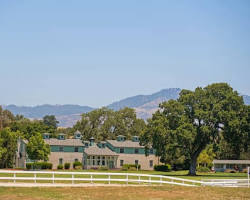 Dunn School California campus building，AI 生成