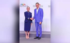 Sheinbaum se reúne con Pedro Sánchez para abordar energías renovables y lo invita a México