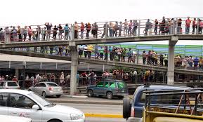Resultado de imagen para Colas para comprar comida en Venezuela