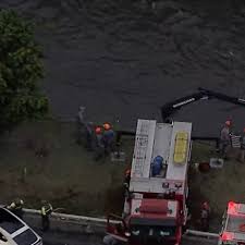Acidente entre três carros termina com veículo submerso no Rio Tamanduateí; uma pessoa morreu