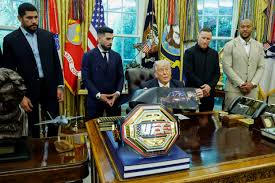 Donald Trump recebe lutadores e revela cinturão especial do UFC na Casa Branca