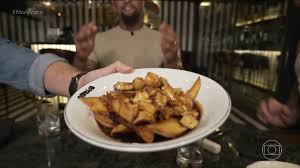 Poutine, prato canadense, causa reação sincera em Ana Maria Braga; assista