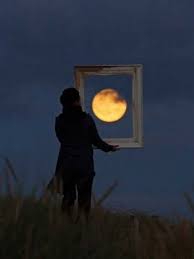 Risultati immagini per poeti che scrivono alla luna