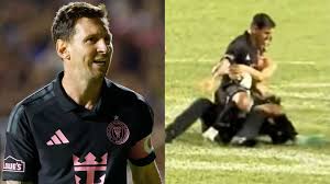 VÍDEO: Lionel Messi é derrubado por invasor de campo enquanto o Inter Miami vence amistoso caótico remarcado em Porto Rico
