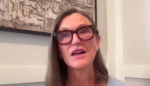 Cathie Wood culpa Binance por flash crash do Bitcoin em outubro e pela queda atual