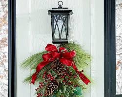 swag hanging on a front doorの画像