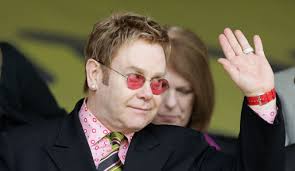 Pop-Legende Sir Elton John hat die Ehrenpräsidentschaft auf Lebenszeit beim englischen Fußball-Zweitligisten FC Watford zurückgegeben. - elton-john-watford-514