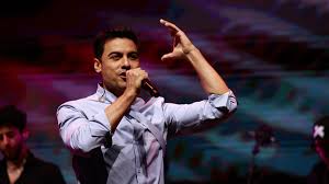 El nuevo cantante internacional que actuará en Almería en 2026 de la mano de Siente La Plaza