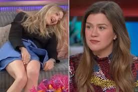 Amanda Seyfried Collapses After Singing Spontaneous Duet of 'Beautiful Disaster' with Kelly Clarkson