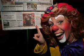 Clown Frodyline stond maandagochtend op de voorpagina van De Telegraaf, once in a lifetime experience voor deze jongedame. Dus die krant ging fijn mee naar ... - aeb9clown