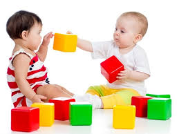 Resultado de imagem para bebes brincando